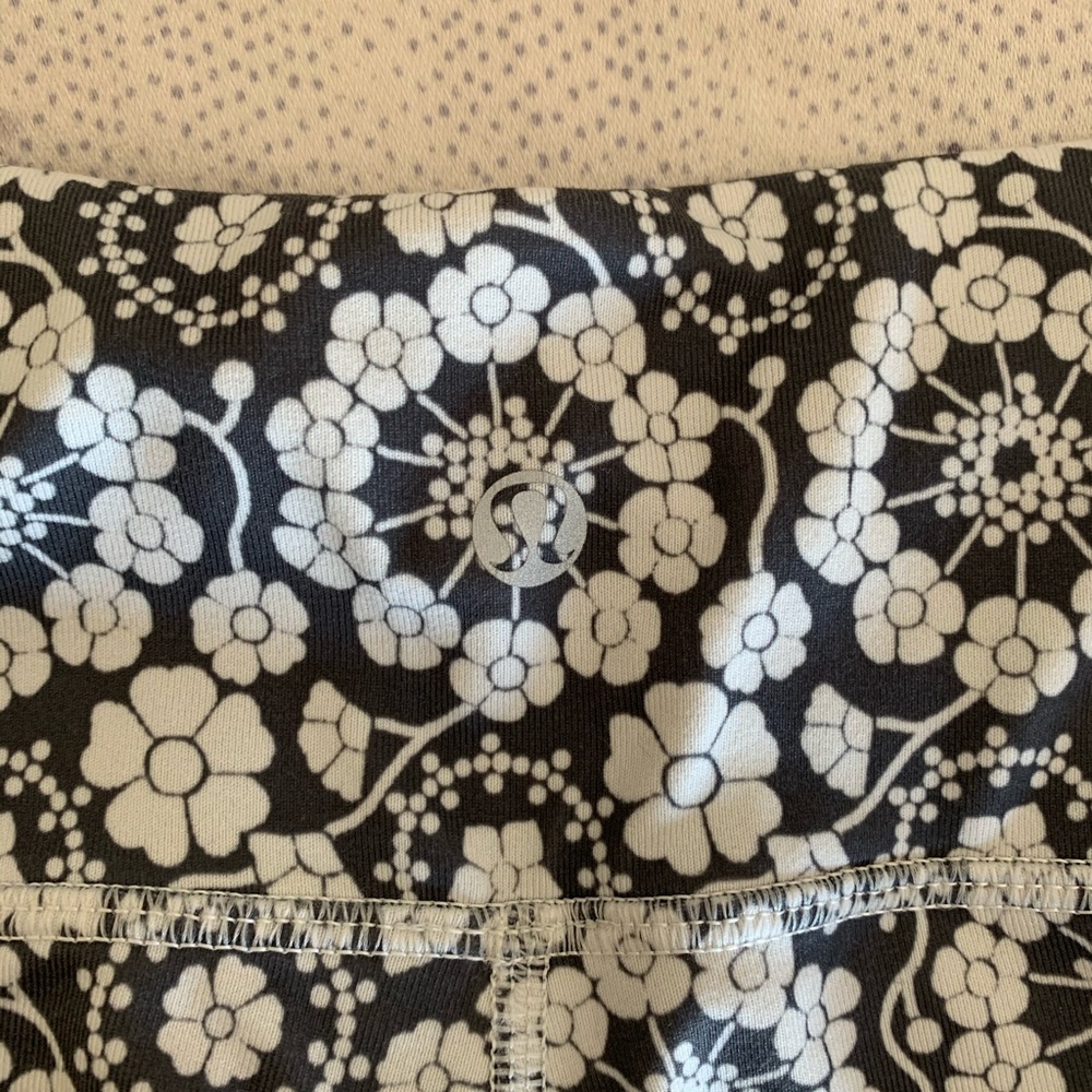 Lulu wunder under crop .